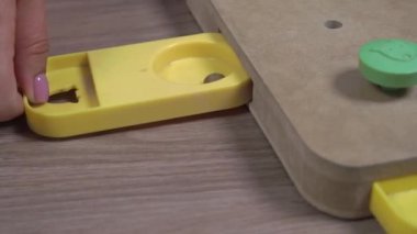 Pembe manikür derisi olan mübaşir köpekler için karmaşık bulmacanın gizli bölmesinde kurutuldu ve kilitlendi. Akıllı oyuncaklar, evcil hayvanlara eğlence ve fayda sağlamak için boş zaman verir.