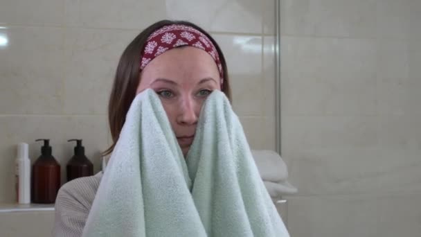 Attraente signora con fascia asciuga viso con asciugamano morbido — Video Stock