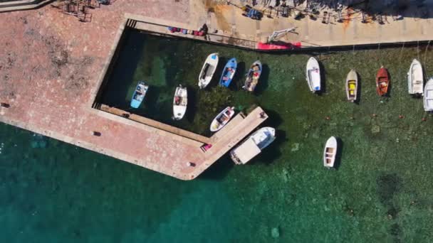 Masse sur la mer azur avec des bateaux à moteur amarrés dans la ville historique — Video