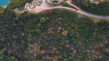 Mogren Kalesi, gök mavisi ve sık ormanlar arasında harabe.