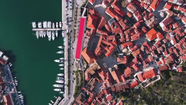 Coches en coche por carretera de asfalto entre el paseo marítimo y el casco antiguo — Vídeos de Stock