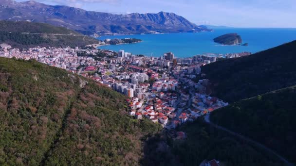 Ciudad histórica rodeada de mar y colinas con matorrales — Vídeo de stock