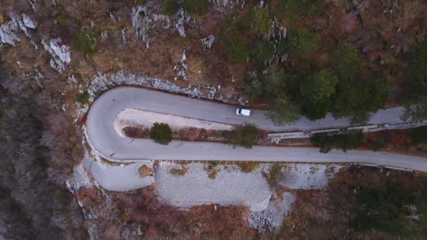 Carro dirige em loop de estrada de asfalto sinuoso na encosta da montanha — Vídeo de Stock