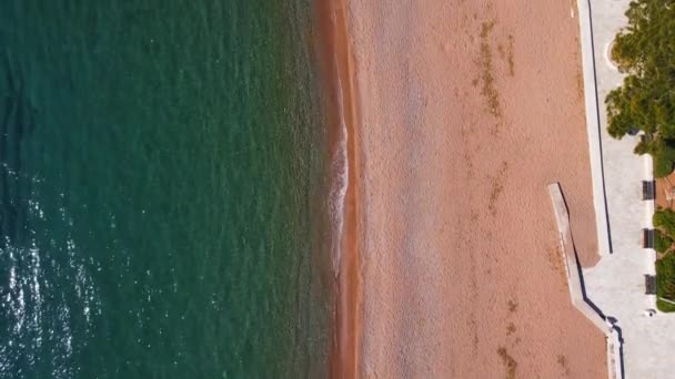Trasparente onde del mare rotolare sulla spiaggia resort vuoto nel centro storico — Video Stock