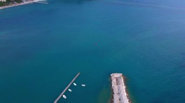 Eski Budva kırmızı çatısı Karadağ 'daki körfezde iskelesi olan