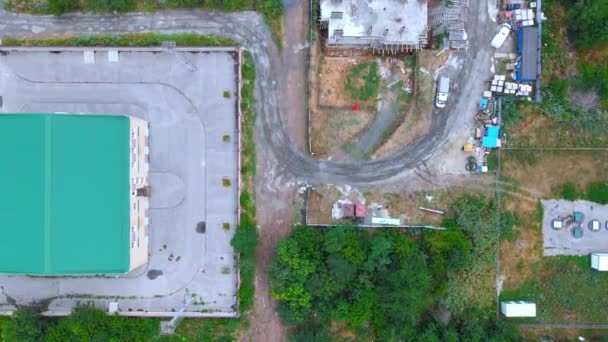 Subestação elétrica cercada por árvores no distrito da cidade — Vídeo de Stock