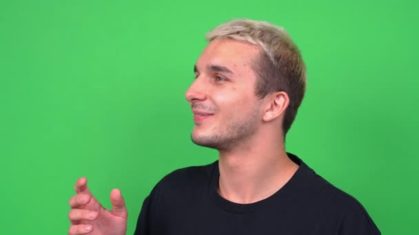 Mladý umělec s akné teenagera smyslně zpívá o nešťastné lásce, chromakey. Konkurz na hudební TV show. Natáčení kreativního videa klipu nebo vlog — Stock video