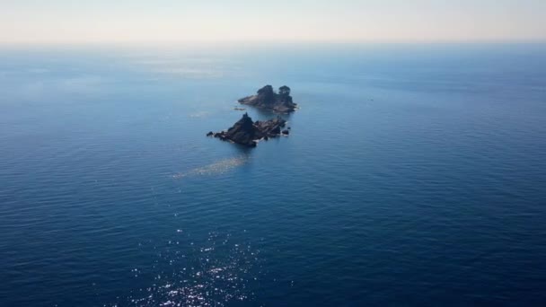 Boş deniz ufkuna karşı küçük kayalık ada oluşumları — Stok video