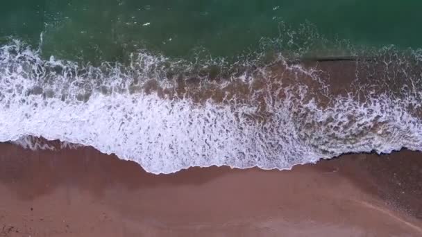 Stora transparenta azurblå havsvågor rullar på tom strand sand — Stockvideo