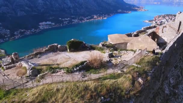 Überwucherte historische Festungsruinen gegen Meer und Altstadt — Stockvideo
