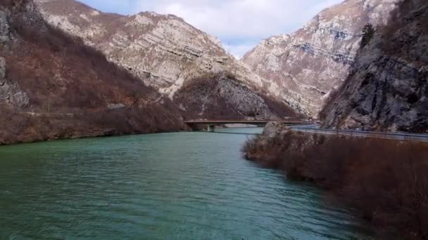 Coches en coche por carretera de asfalto puente sobre el río de montaña — Vídeos de Stock