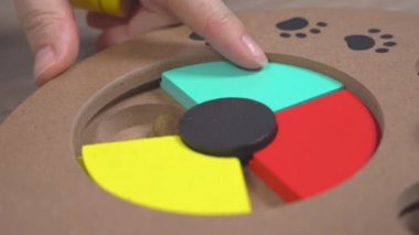 Sahibi içeride oyuncaklar saklıyor. İlginç bir akıl oyunu hazırlıyor. Ahşap zeminde köpek yavrusu eğitmek için.