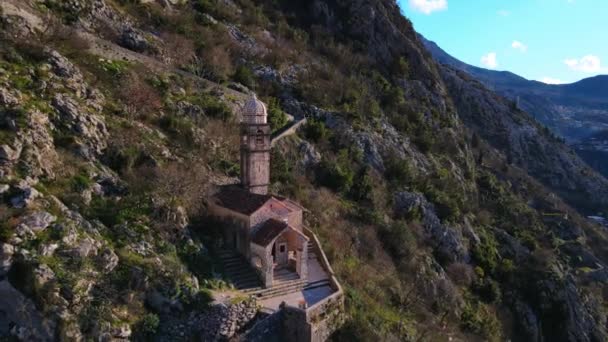 Stenen kerk van Bogoroditsa over historische kronkelweg — Stockvideo