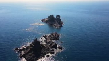 Adriyatik Denizi 'ndeki ziyaretçilere cazip gelen iki adanın panoramik kuş bakışı manzarası - Katiç ve Sveta Nedjelja - Karadağ' ın güneşli bir günde bunlardan birinde yer alan küçük bir kiliseyle