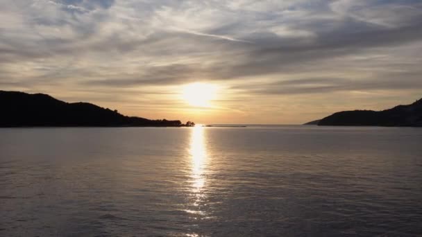 Brillante sol de verano por la noche refleja en el agua de mar calma — Vídeo de stock