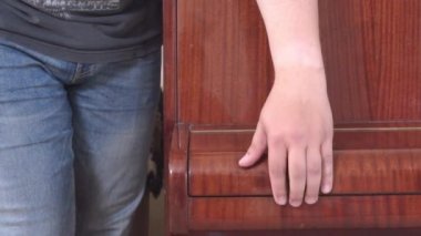 Adam piyano kapağını açar ve odada müzik çalmaya davet eder.