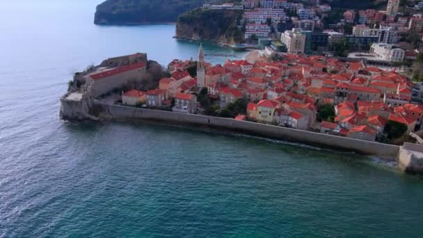Μπλε θάλασσα γύρω από την παλιά πόλη Μπούντβα με παραλία στο Μαυροβούνιο — Αρχείο Βίντεο