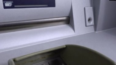 İnsan eli nakit para alır. Bankamatikten yakın çekim.