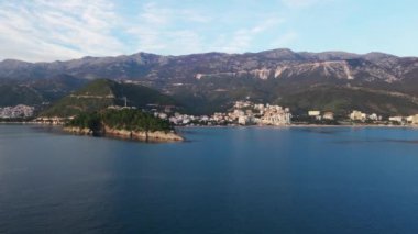 Dağlarla çevrili eski Avrupa kentini, Karadağ 'da Budva' yı, insansız hava aracı atışlarını, inanılmaz panoramik deniz manzarası. Seyahat günlüğü kavramı