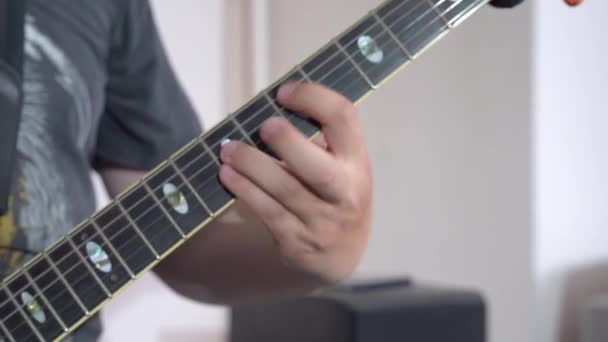 Musicien joue de la guitare électrique à la pratique du groupe dans la chambre — Video