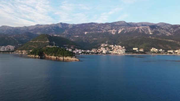 Prachtig panoramisch uitzicht op zee van de oude Europese stad aan de kust, omgeven door bergen, Budva in Montenegro, drone schieten. Concept van het reizen blog — Stockvideo