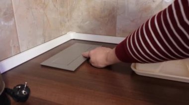 Kırmızı kazaklı kişi düğmeye basar ve prizler görünür