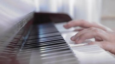Kafkas 'ın piyano çalan hızlı elleri, yakın plan, yan görüş. Müzik aletleri çalmayı öğretmek ya da öğrenmek. Hobi ve eğlence konsepti