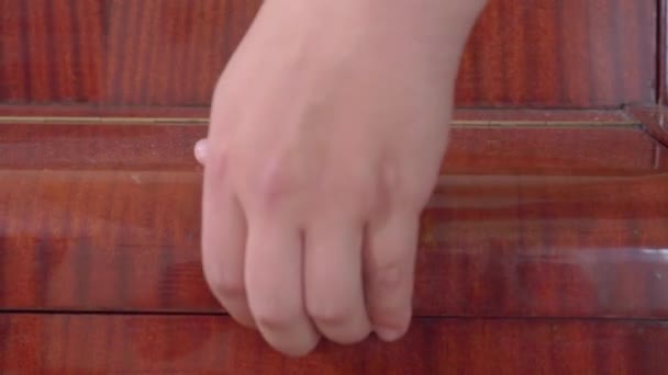 Persoon opent piano cover en drukt op de witte toets in de kamer — Stockvideo