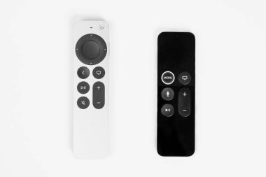 RUSSIA ROSTOV - 29 Mayıs 2021: Paketlenmemiş eski Apple TV 4K denetleyicisi ile yeni Siri Uzaktan kumandalı dokunmatik klik altlığı beyaz arka planda, düz zeminde, kopyalama alanının yakınında yatıyor