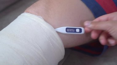 Doktor kırık bacaklı hastaların altına elektronik termometre koyup kapatıyor. Hastayı hastalık iznine göndermek, sertifika çıkartmak ya da sigorta parası ödemek için kapsamlı tıbbi muayene