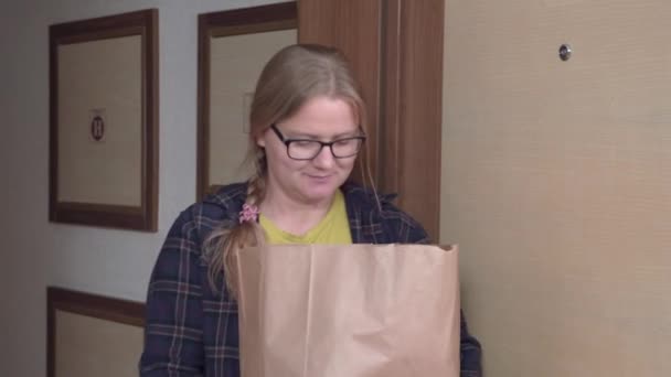 Junge Blondine ging zum Lebensmittelgeschäft, in ihrer Abwesenheit gab es Unfälle zu Hause, Kinder oder Haustiere verursachten Chaos. Frau ließ unter Schock Papier-Öko-Paket fallen — Stockvideo