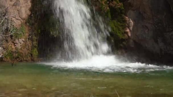 Grote waterval stroom met wit schuim valt in groen meer — Stockvideo