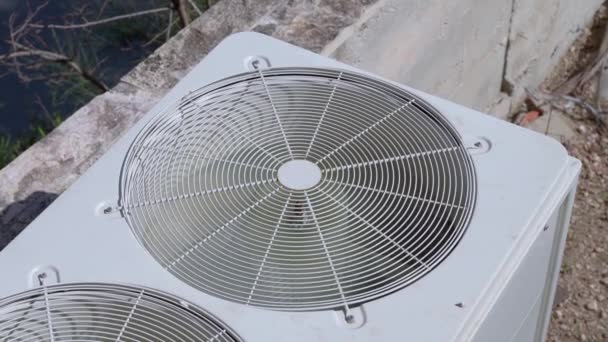 Air conditioner λειτουργεί κοντά στο δρόμο κτίριο την ηλιόλουστη μέρα — Αρχείο Βίντεο