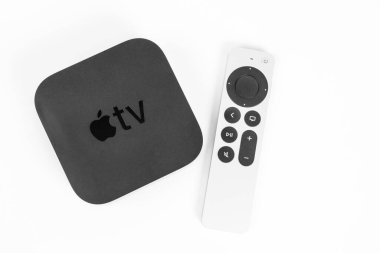 29 Mayıs, Rostov, Rusya: Yeni açılmış Apple TV 4K konsolu ve Siri Uzaktan kumandası, yakınlarda beyaz bir arka plan, ön görünüm, kopyalama alanı üzerinde dokunmatik olarak etkinleştirilmiş bir tıklama pedi ile birlikte