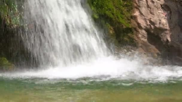 Witte schuimende waterval spatten vallen in transparant meer — Stockvideo