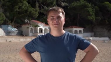 Genç adam birini izliyordu, cevap bekliyordu, ama durumu kabul etti ve güldü, başını salladı ve el sallayarak her şeyden vazgeçti.