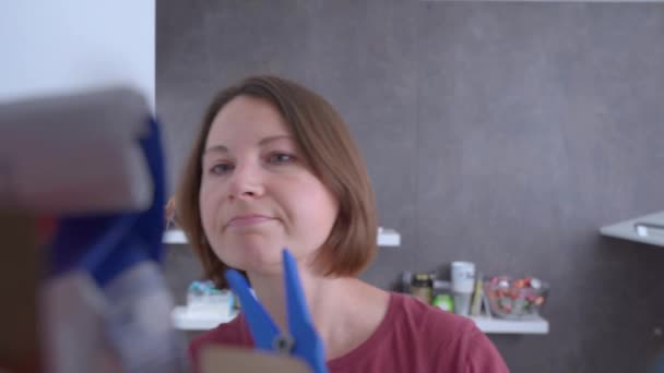 Skuffet kvinne sjekker produkter på hylla på kjøkkenet – stockvideo