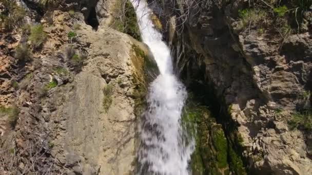 Waterval met schuim valt in meer water van rotsachtige klif — Stockvideo
