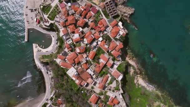 Czerwony dach historyczne budynki na małym półwyspie nad morzem — Wideo stockowe
