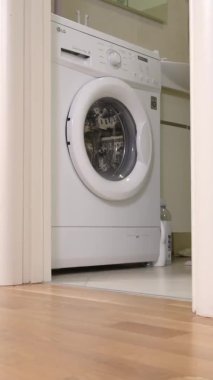 Bornozlu Dachshund ve başındaki havlu banyodan çıkıyor.