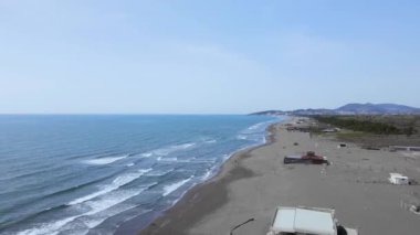 Uçsuz bucaksız deniz kıyısında turistik yerleri olan kumsal
