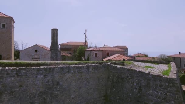 Murallas históricas de construcción cerca de edificios en la península — Vídeos de Stock