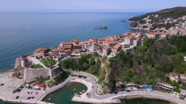 Tepedeki yarımadada tarihi miras binaları.