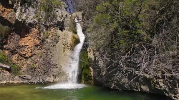 Drone avec caméra vole autour du backwater, ouvrant une vue sur la belle cascade cachée entre les rochers et la végétation. Agréable promenade en forêt ou parc national. Vlog de voyage — Video