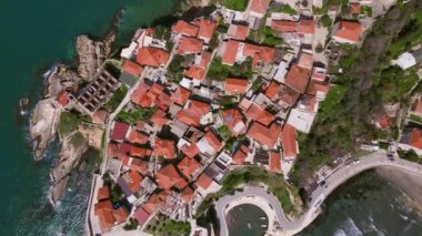 Karadağ 'ın Adriyatik kıyısında yer alan Ulcinj kentinin muhteşem manzarası üzerinde kamera daireleri olan İHA yavaş yavaş yere iniyor, üst manzara.