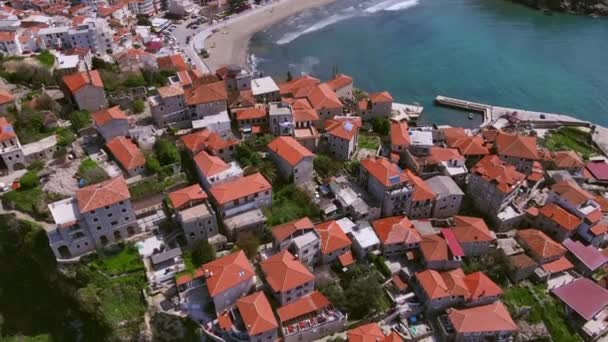 Γραφική πανοραμική θέα από το ύψος της παλιάς ευρωπαϊκής πόλης Ulcinj στο Μαυροβούνιο, και τον όμορφο τυρκουάζ κόλπο στα ανοικτά των ακτών της Αδριατικής Θάλασσας, drone shooting — Αρχείο Βίντεο