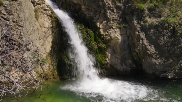 Grote waterval met wit schuim valt in groen meerwater — Stockvideo