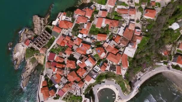 Karadağ 'ın Adriyatik kıyısında yer alan Ulcinj kentinin muhteşem manzarası üzerinde kamera daireleri olan İHA yavaş yavaş yere iniyor, üst manzara. — Stok video