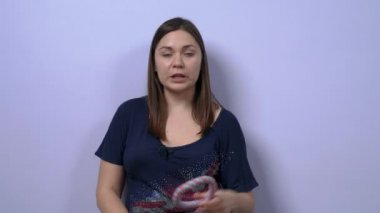 Kablolu taşınabilir mikrofonlu kadın blogcu, köpekler için çeşitli ekipman ve oyuncaklar gösteriyor. Veterinerlik vlog 'unda kullanım alanları hakkında konuşacak..
