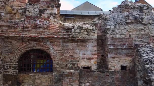 Ruinas históricas de la fortaleza con puerta rallada y macetas secas — Vídeo de stock